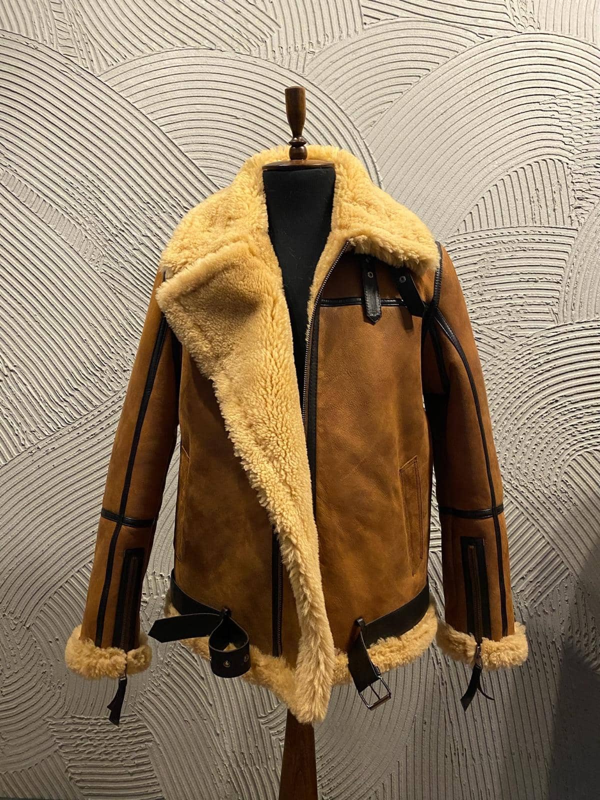 Knightsbridge Bi-Fold — side profile showing shearling collar and leather grain